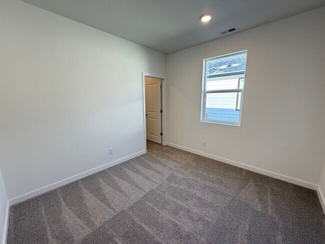 Building Photo - Brand New Post Falls Home!!