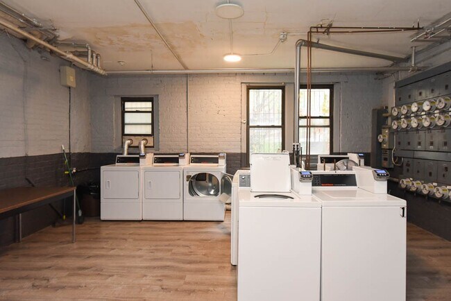 Building Photo - 4854 N Damen Ave