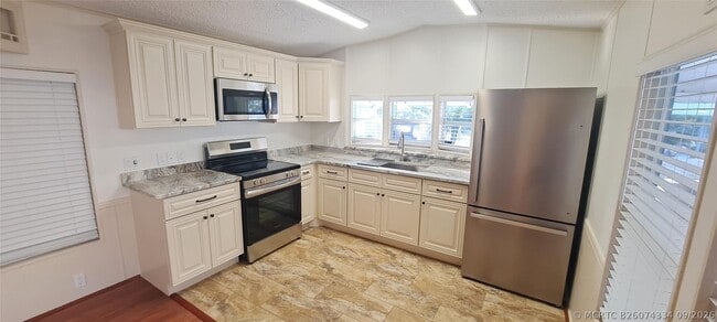 Building Photo - 5362 SE 65th Ave