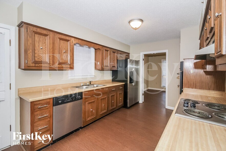 Building Photo - 3333 Summerhill Dr