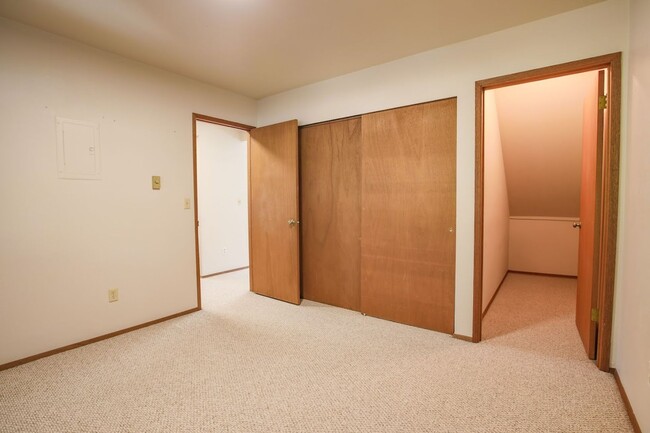 Building Photo - Spacious Langley Condo with Private Rear Y...