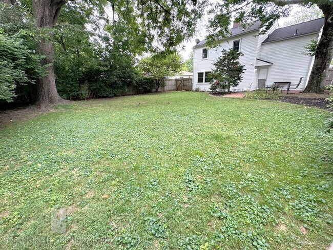 Building Photo - Two Story Home in Upper Arlington with att...