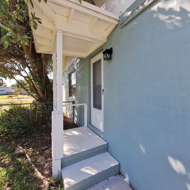 Building Photo - PEACEFUL NEIGHBORHOOD WITH 2 BEDROOMS AND ...