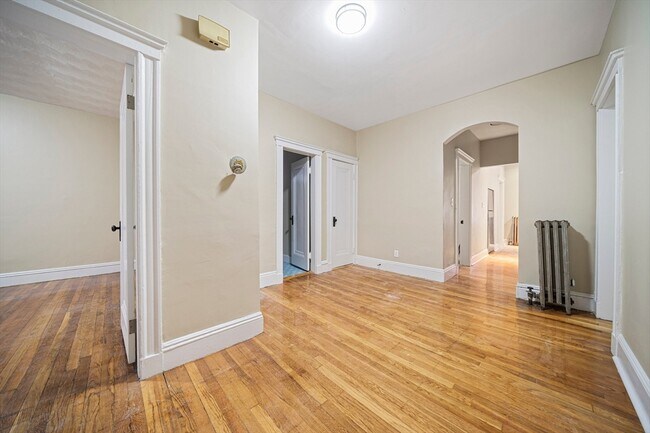 Building Photo - 46 Astoria St