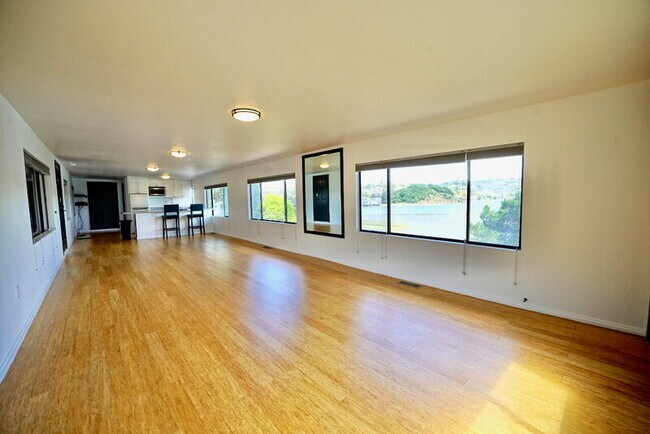 Building Photo - 315 E Strawberry Dr