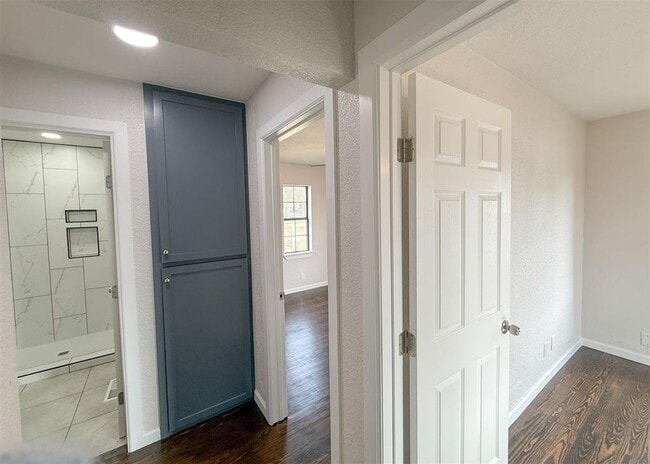 Building Photo - 203 W Dale St