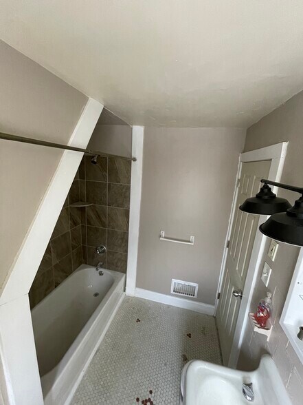 Building Photo - 592 E Montcalm St