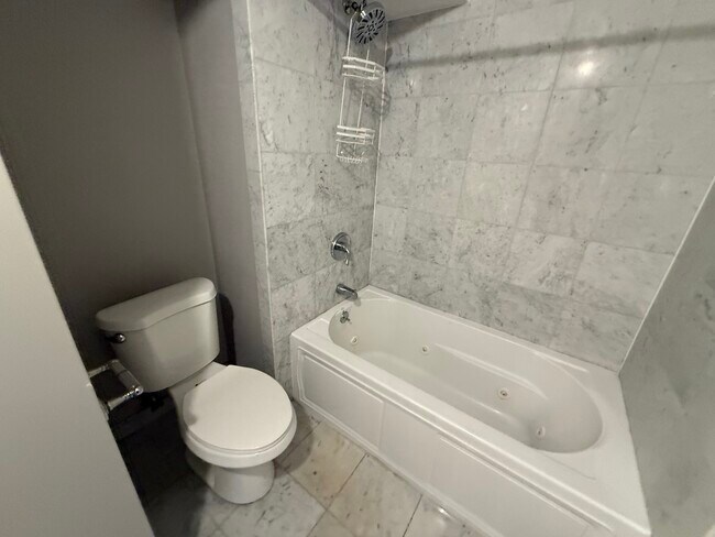 Building Photo - 6954 N Greenview Ave