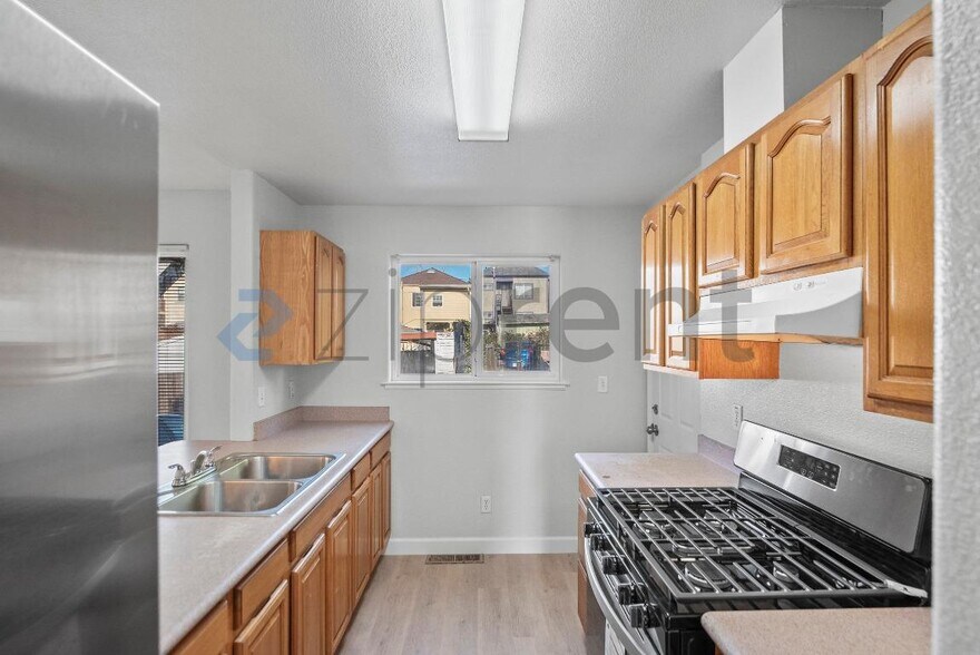 Building Photo - 2124 E 20th St