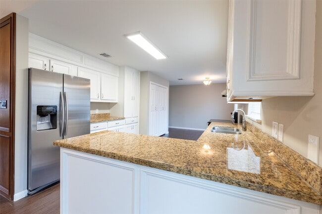 Building Photo - 328 Lake View Dr