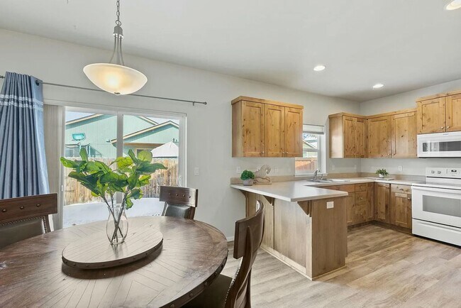 Building Photo - Charming 3-Bedroom, 2-Bathroom Home in Huntington Meadows