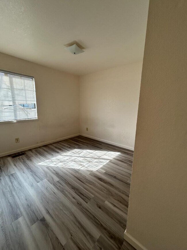 Building Photo - 2250 Scarborough Dr