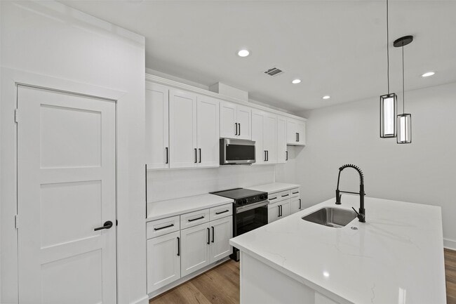 Building Photo - 8417 Venus St