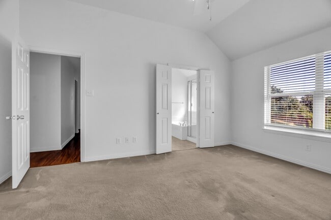 Building Photo - 513 Renee Dr