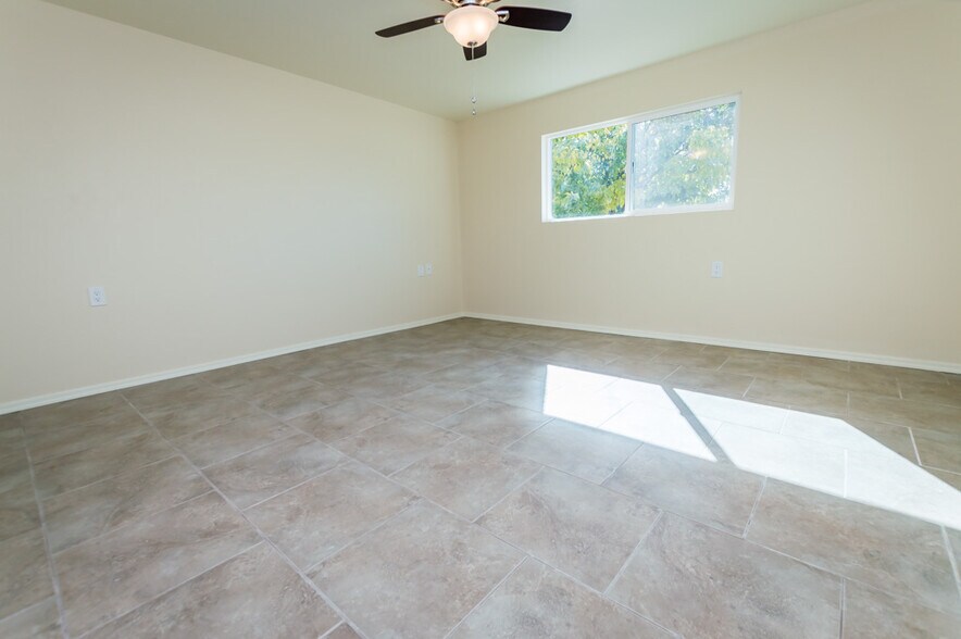 Master Bedroom - 1448 E Carmelita Dr