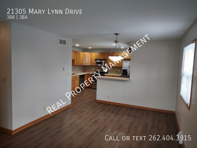 Building Photo - Three Bedroom 2.5 Bath Townhome