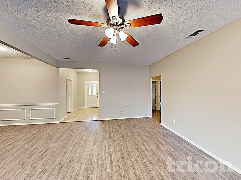 Building Photo - 206 Briarglen Dr