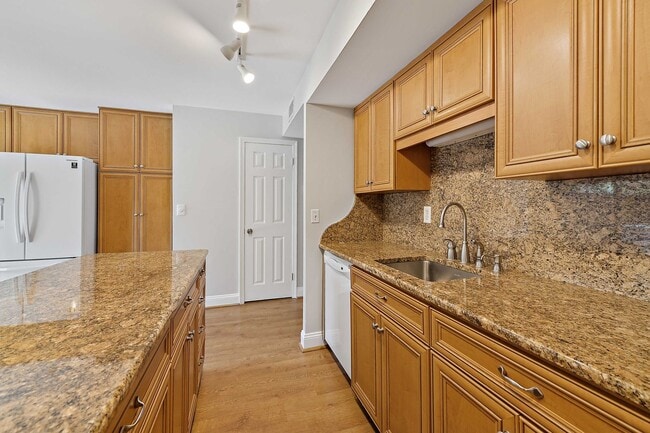 Building Photo - Ready Now! 3 bedroom Townhouse in Annapolis!