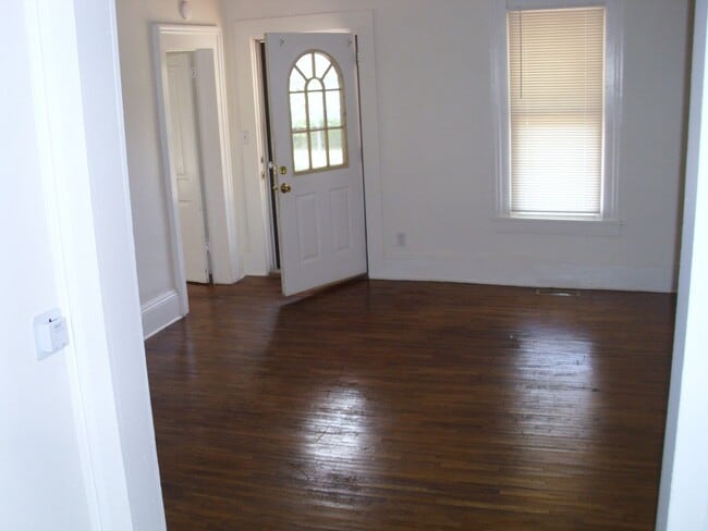 Building Photo - 2 bedroom house with garage