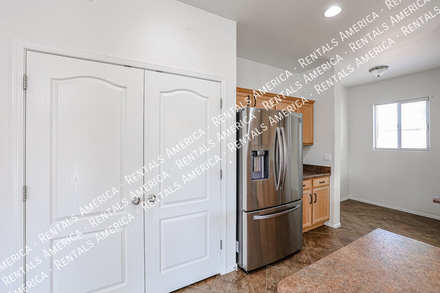 Building Photo - 5907 S 56th Dr