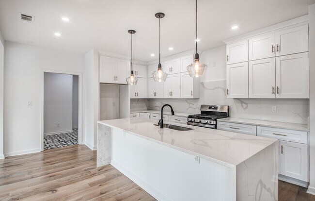Building Photo - Elegant Midtown Memphis Single-Family Home...