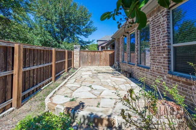 Building Photo - This house offers beautiful open floor plan with high ceilings and lots of natural light.