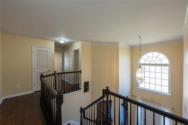 Building Photo - 2433 Gablewood Dr NE