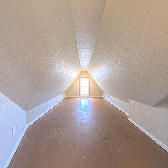 Building Photo - 3 Bedroom 3 Bathroom Home in Des Moines