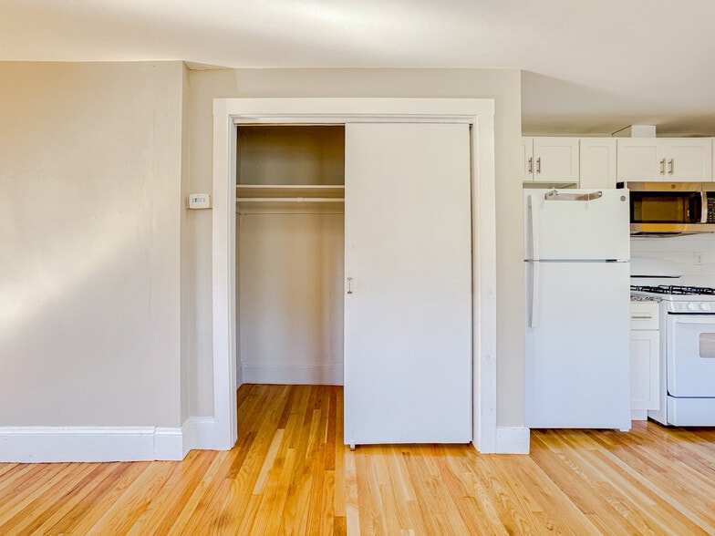 Building Photo - 19 Town Hill St