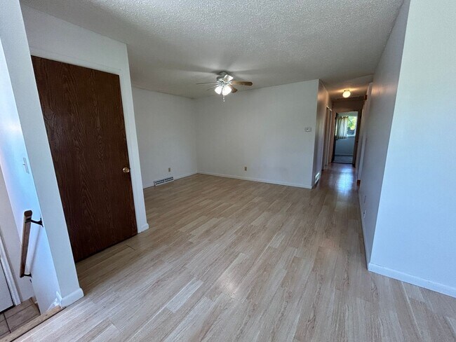 Building Photo - 5 Bed 2 Bath Home with 2 Car Attached Gara...