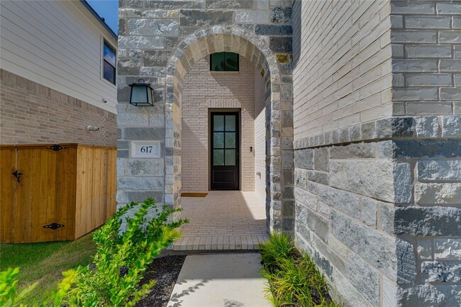 Building Photo - 617 Buckaroo Dr