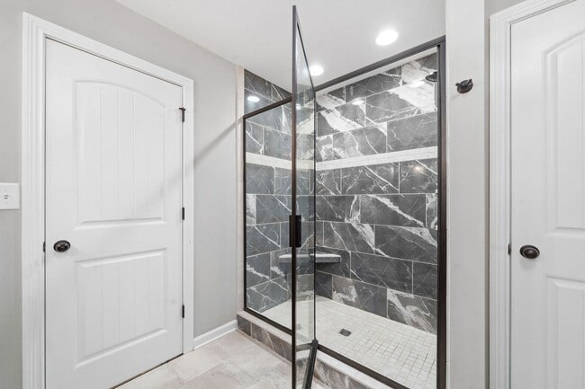 Building Photo - Country feel in the City.  Sharp 3 bed 2 bath.  Close to Fort Campbell.