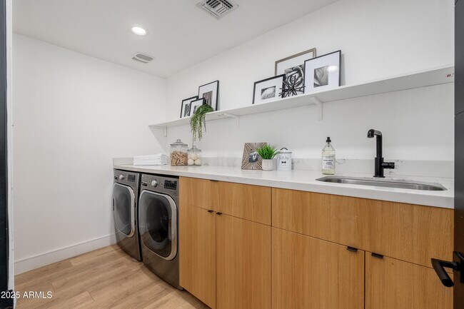 Building Photo - 4421 E Earll Dr