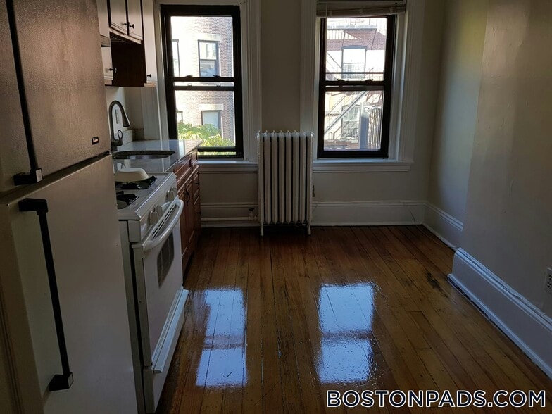 Building Photo - 533 Newbury St