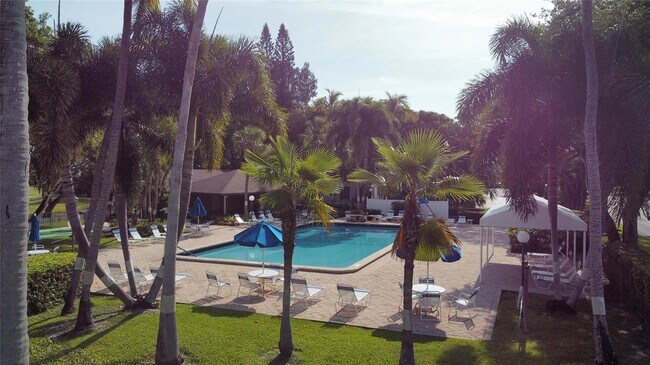 Building Photo - 3151 S Palm Aire Dr