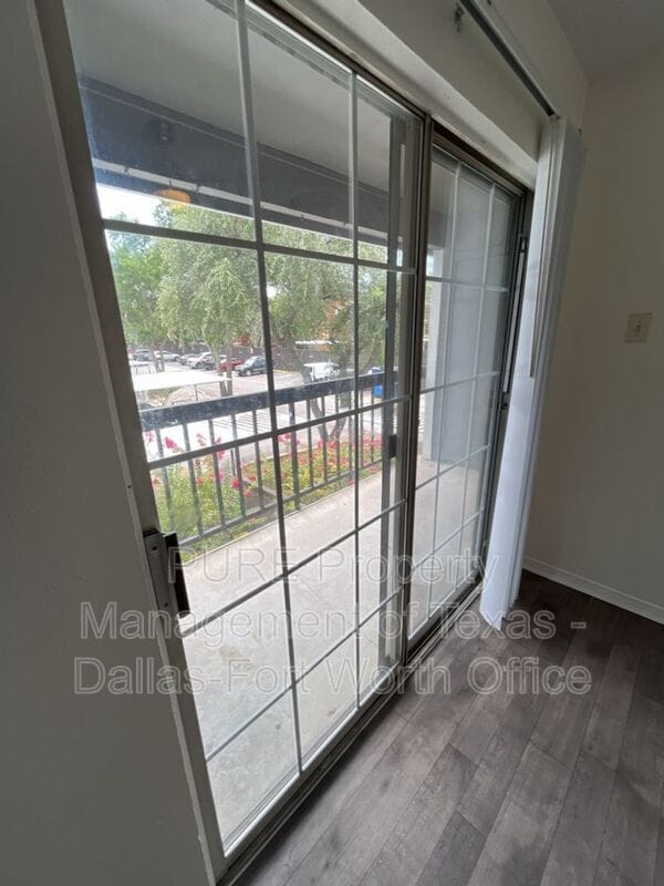 Building Photo - 18333 Roehampton Dr