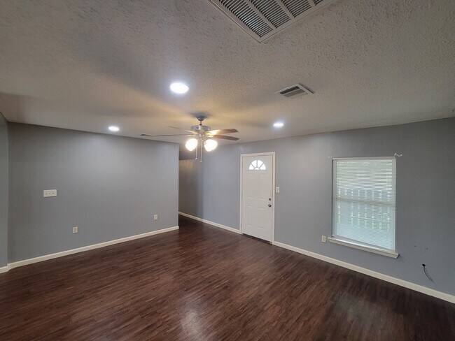 Heading towards the front bed and bath - 16511 W Sandy Meadows Dr