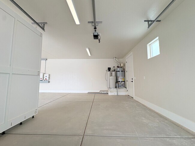 Building Photo - Solar Home For RENT!!!