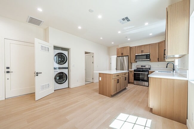 Building Photo - Modern Upstairs 3-Bed/2-Bath at 4222 – Two...