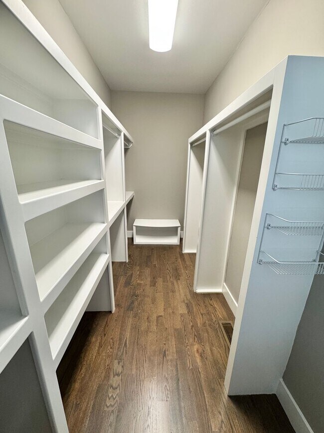 Building Photo - 3 Bed, 3.5 Bath Home w/ 2 Car Garage and Lake Views