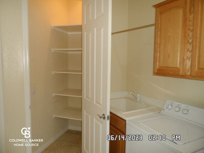 Building Photo - Sun City 55+ Gated Community, Golf Course, Clubhouse, 2 Bedroom, 2.5 Bathrooms, 2.5 Car Garage, 2...