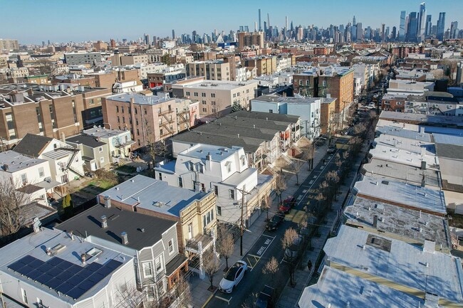 Building Photo - 722 27th St