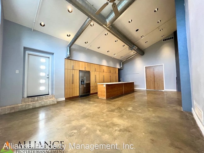 Building Photo - 2 br, 2 bath House - 820 N. Manhattan Ave....