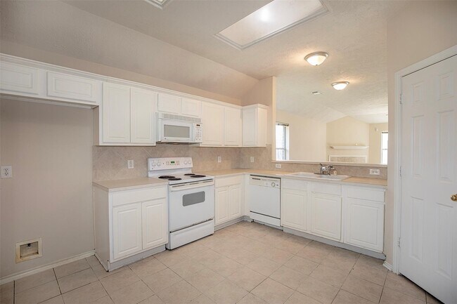 Building Photo - 5008 Blanco Dr