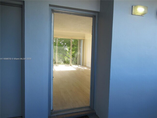 Building Photo - 100 Fontainebleau Blvd