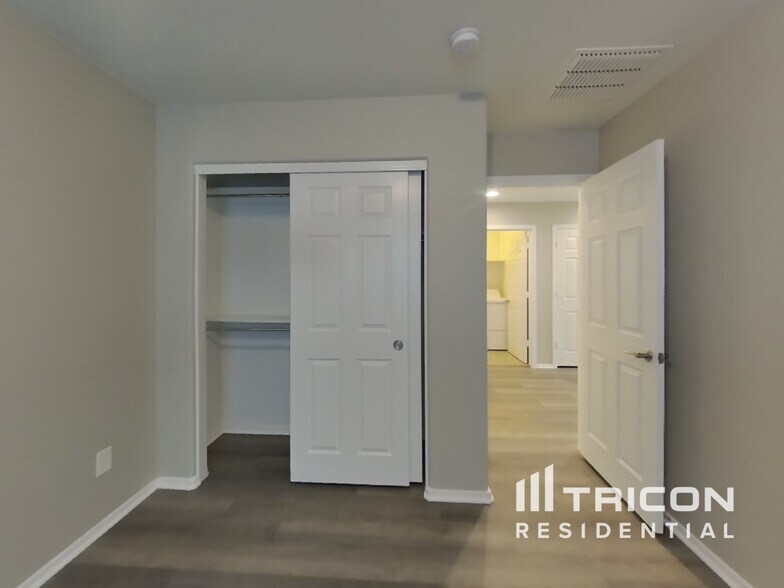 Building Photo - 323 N 56th Pl