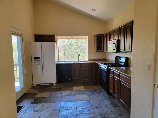 Building Photo - 255 Canyon Dr