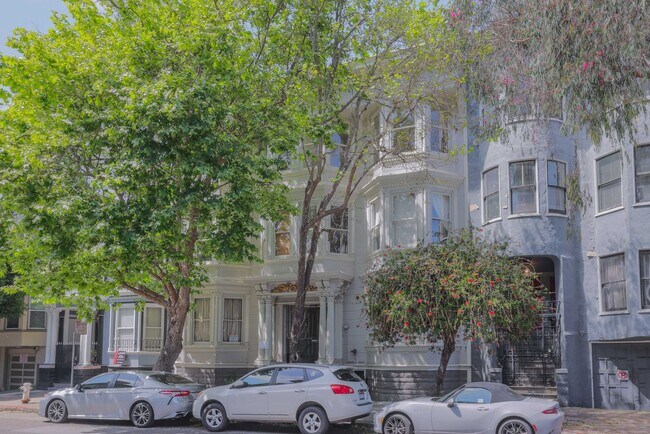 Building Photo - Fully Remodeled, Top Floor 3/2 Full Floor Flat W/ Bonus Room! In-Unit W/D!