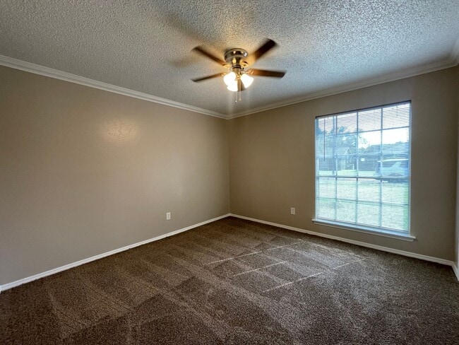 Building Photo - AVAILABLE NOW 3 BEDROOM 2 BATH HOME IN BUR...