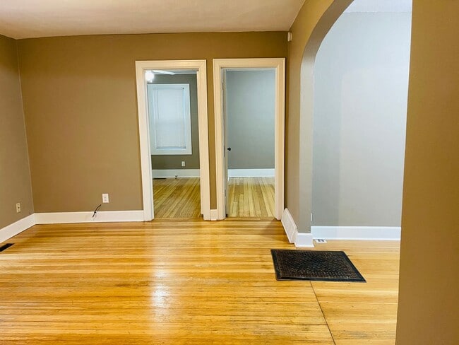 Building Photo - 3 bedroom house - Pet Friendly, Garage, Fenced Yard